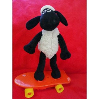 ตุ๊กตา​ แกะชอน​ Shaun the sheep เล่นสเก็ต​บอร์ด​ สูงประมาณ​ 34​ ซม.