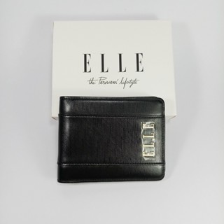 ELLE Bag กระเป๋าสตางค์ผู้หญิงพับสั้น มีลิ้นกลาง สีดำ หนังแท้หนังลาย โลโก้สีไลท์โกล์ด