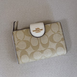 สีขาวขายดี หายากฝุดๆค่ะ MEDIUM CORNER ZIP WALLET IN SIGNATURE CANVAS (COACH C0082)