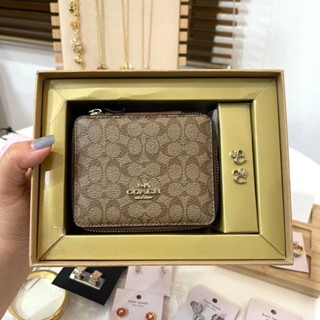 🎀 (สด-ผ่อน) กล่องเครื่องประดับ CF825 Boxed Jewelry Box And Earrings Set In Signature Canvas