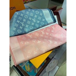 LV Scarf 140*140 cm. ผ้านิ่มสีสวยมาก ไล่เฉด มี 2 สี ฟ้า/ชมพู ผ้าพริ้วๆ ผสมขนแกะ 30% มาพร้อม กล่อง ถุงกระดาษ ใบเสร็จ