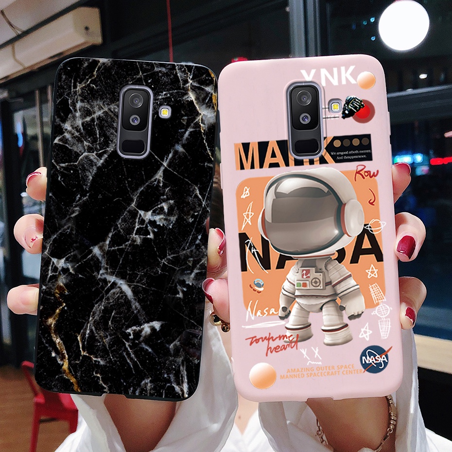 เคสโทรศัพท์มือถือ ซิลิโคนนิ่ม ลายนักบินอวกาศ สีดํา สําหรับ Samsung Galaxy J8 2018 J810 J810F A6 Plus