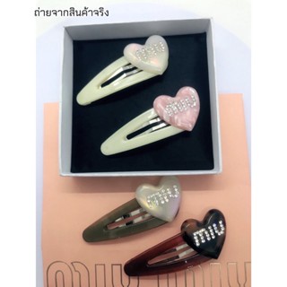 กิ๊บติดผม MIU หัวใจแต่งเพชรที่ตัวอักษร มี 2 รุ่น มี 4 สีให้เลือก