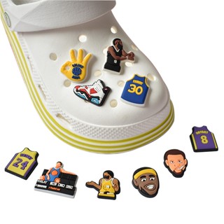 Jibitz จี้หัวเข็มขัด สําหรับตกแต่งรองเท้าบาสเก็ตบอล Croc Nba Jibbits Charm Kobe Bryan Jibits สําหรับผู้หญิง