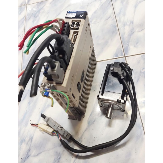 ServoPack 💥Yaskawa 💥   SGD7S-2R8A10A002  200-240V 50/60Hz. 400W