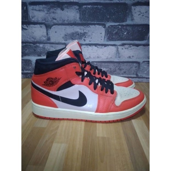 Jordan1 mid team orange black (มือสองแท้💯)ไซด์42/26.5(แถมดันทรงรองเท้า)