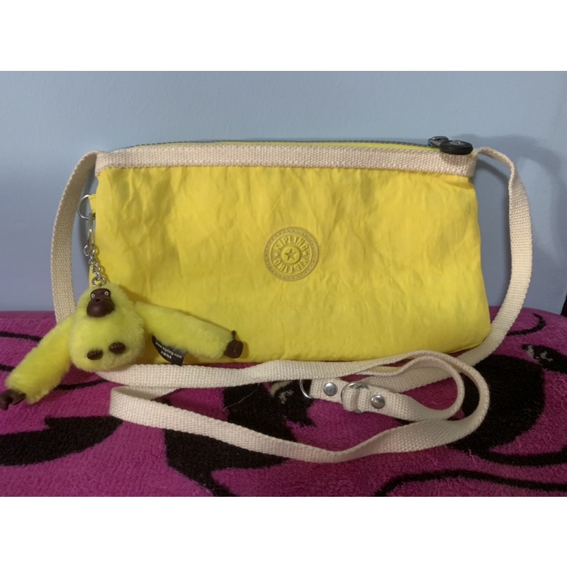 กระเป๋าสะพายข้าง ยี่ห้อ kipling แท้ 100%%