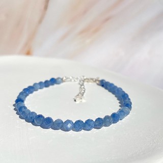 สร้อยข้อมือหิน ไคยาไนท์ "หินปลดหนี้" (Kyanite) เจียรขนาด 4mm อะไหล่เงินแท้