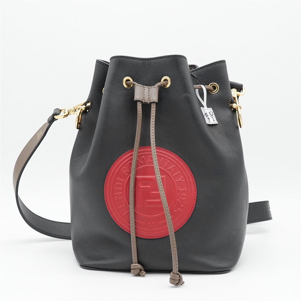 FENDI Fendi Drawstring Bucket Black Leather Shoulder Messenger กระเป๋าผู้หญิง กระเป๋าสตรีสมัยใหม่