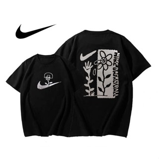 Nike ของแท้ 100% เสื้อยืดแขนสั้นลําลอง คอกลม พิมพ์ลายกราฟฟิตี้ ดอกไม้ ขนาดเล็ก DX3328 สําหรับทุกเพศ