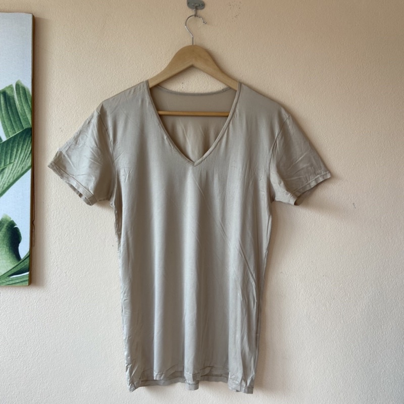 Uniqlo Airism เสื้อแขนสั้นคอวีสีเนื้อรุ่นแอริซึ่ม Size M