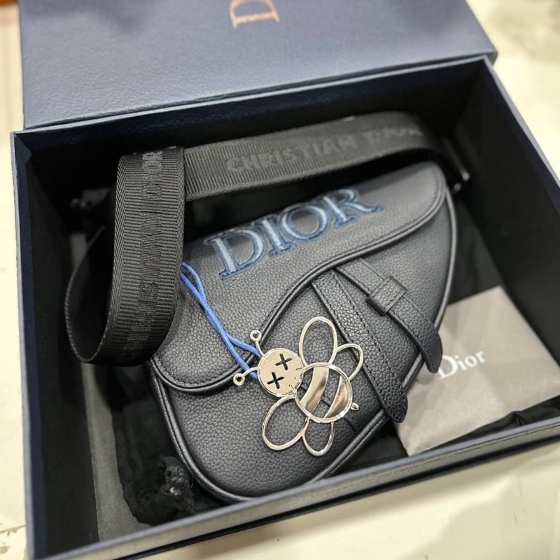 DIOR SADDLE BELT BAG มาพร้อมกับพวงกุญแจสามารถใช้เป็นที่ห้อยกระเป๋าก็ได้