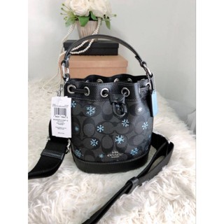 💥กระเป๋าทรงจีบ น่ารักมากกก สีใหม่น้า NEW Coach Dempsey Drawstring Bucket Bag 15 In SignatureCanvas With Snowflake Print