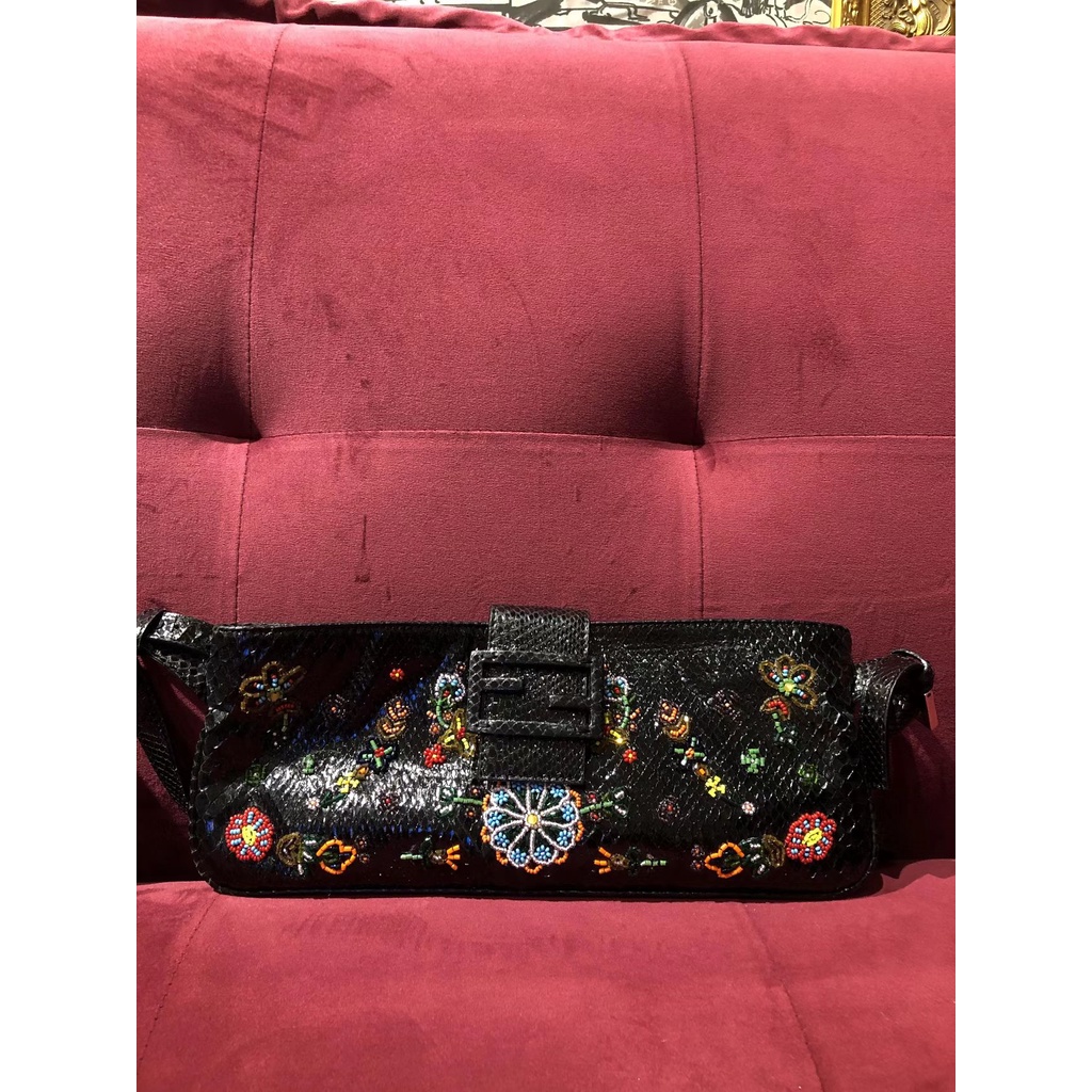 FENDI Fendi Baguette กระเป๋าสะพายหนังงูสีดำ