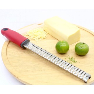 ที่ขูดชีส/เนย/ช็อกโกแลต/ผัก/ผิวมะนาว/ผิวส้ม (Cheese Grater แสตนเลส แบบมีด้ามจับ สีแดง)