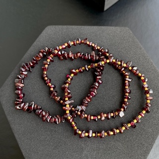 กำไลหินแท้ โรโดไลท์ การ์เนต คั่นเฮมาไทต์ (Rhodolite Garnet with Hematite) ขนาด 4-6mm