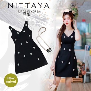 Nittaya (นิตยา):XSเท่านั่น No.1 in Cutie Style หรูหราดูไฮคลาส เดรสสั้นสีดำคอวีแต่งเพรชเม็ดใหญ่สะดุดตามาก