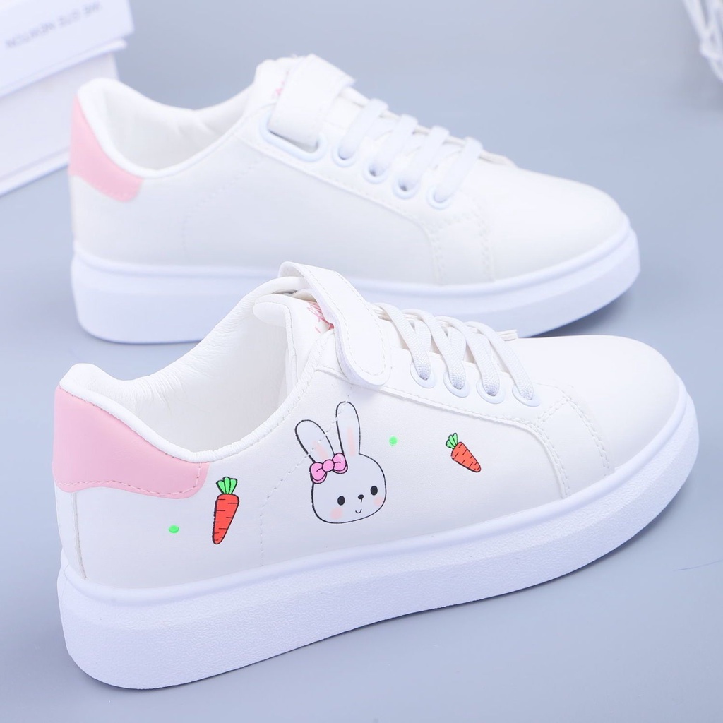 [พร้อมส่ง] รองเท้ากีฬา พื้นแบน ระบายอากาศได้ดี ป้องกันการลื่น แฟชั่นฤดูใบไม้ผลิ สําหรับเด็กผู้หญิง นักเรียนประถม