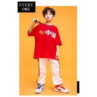 ชุดเต้น ชุดฮิปฮอป เสื้อสีแดง+กางเกงวอร์มสีขาว อักษรจีน+ที่คาดหัว
