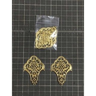 KHMรหัส 642 แผ่นโลหะฉลุสีทอง ขนาด 3.9*5.4 ซม. 2 ชิ้น ราคา 16 บาท