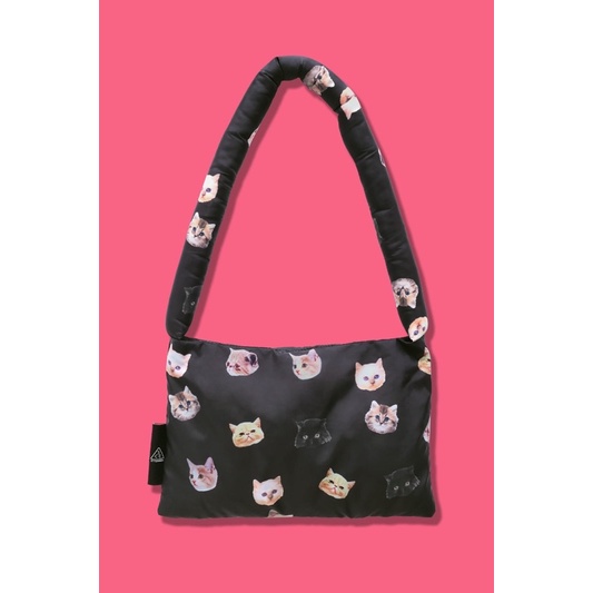 (พร้อมส่ง/ใหม่) [3CE X TOILETPAPER] 3CE PADDED SHOULDER BAG