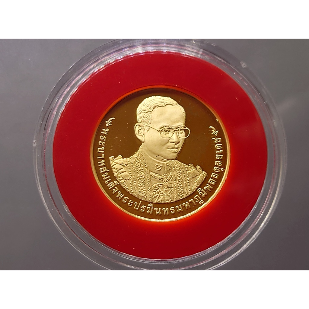 เหรียญทองคำขัดเงา ชนิดราคาหน้าเหรียญ 16000 บาท (ทอง 96.5% หนัก 1 บาท) ที่ระลึก ร9 ครองราชครบ 70 ปี พ.ศ.2559 อุปกรณ์ครบ