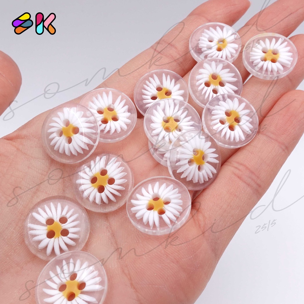 somkid กระดุมใสหล่อลายดอกเดซี่ด้านใน 4รู เนื้อพลาสติกอย่างดี ขนาด13mm, 15mm, 17mm, 23mm, 25mm แซ็กเครื่องได้ สอยมือได้