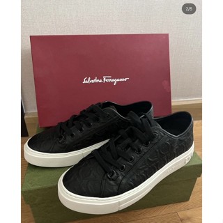 Like New :: Salvatore Ferragamo แค่ลองใส่ในบ้านเอง ใหม่มากกก เป็นหนังนะคะคู่นี้ เบอร์ 8  เท้าbประมาณเบอร์ 41 นะคะ