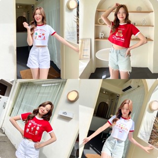 Christmas twotone crop เสื้อยืดเเขนสั้น สกรีนลายตีมคริสต์มาสเสื้อยืดสีขาว