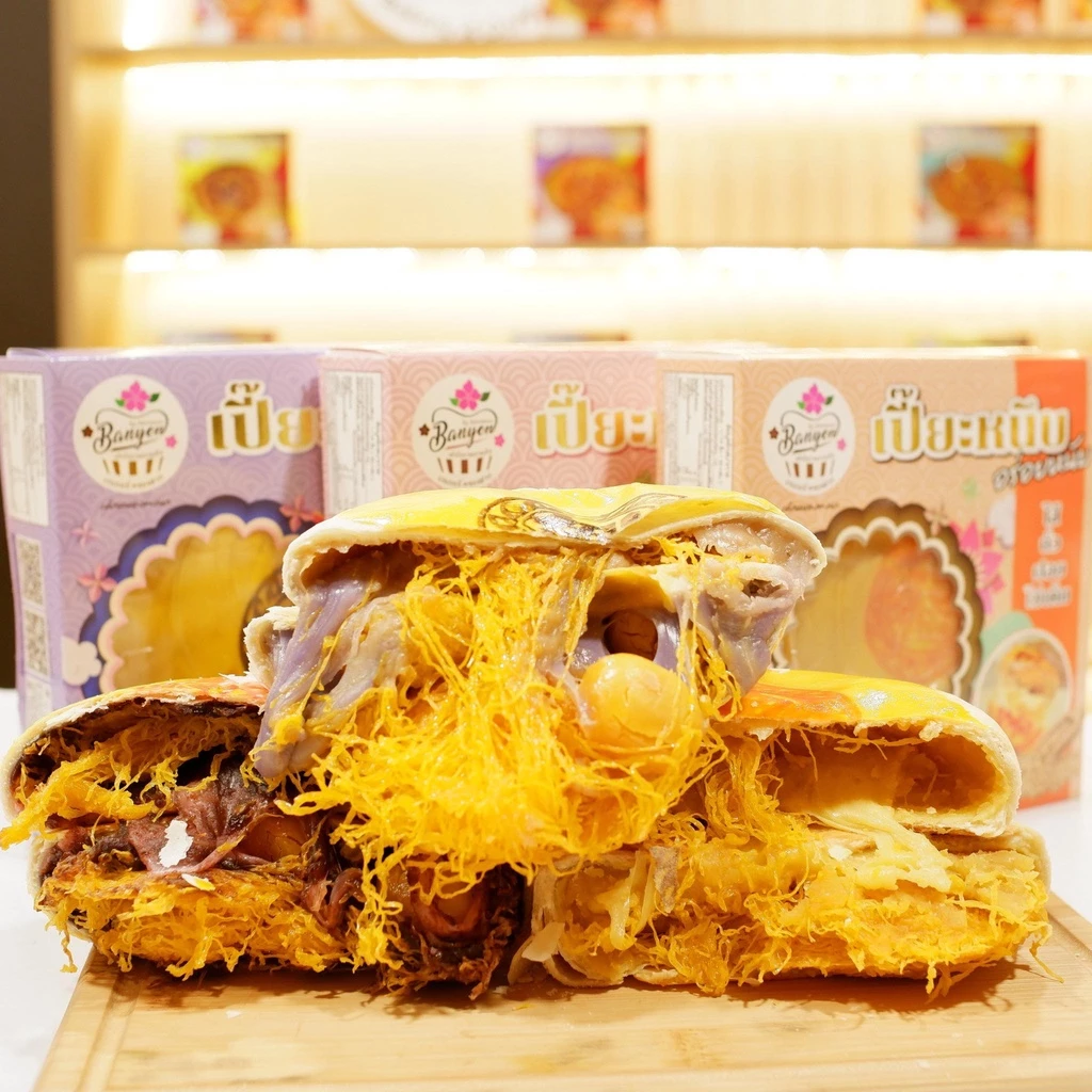 💖เปี๊ยะหนึบ อร่อยหนับ หวานน้อย อร่อยนาน นุ่มหนึบถึงใจไส้ทะลัก สูตรหวานกำลังดี มีให้เลือก3 ไส้ มีไข่แดง5ใบ นน.500กรัม🎉