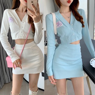 900Shop📌ชุดเซ็ต 2 สี เสื้อแขนยาวกระดุมหน้า กระโปรงทรงเอ สีพื้น แฟชั่นผ้าร่อง