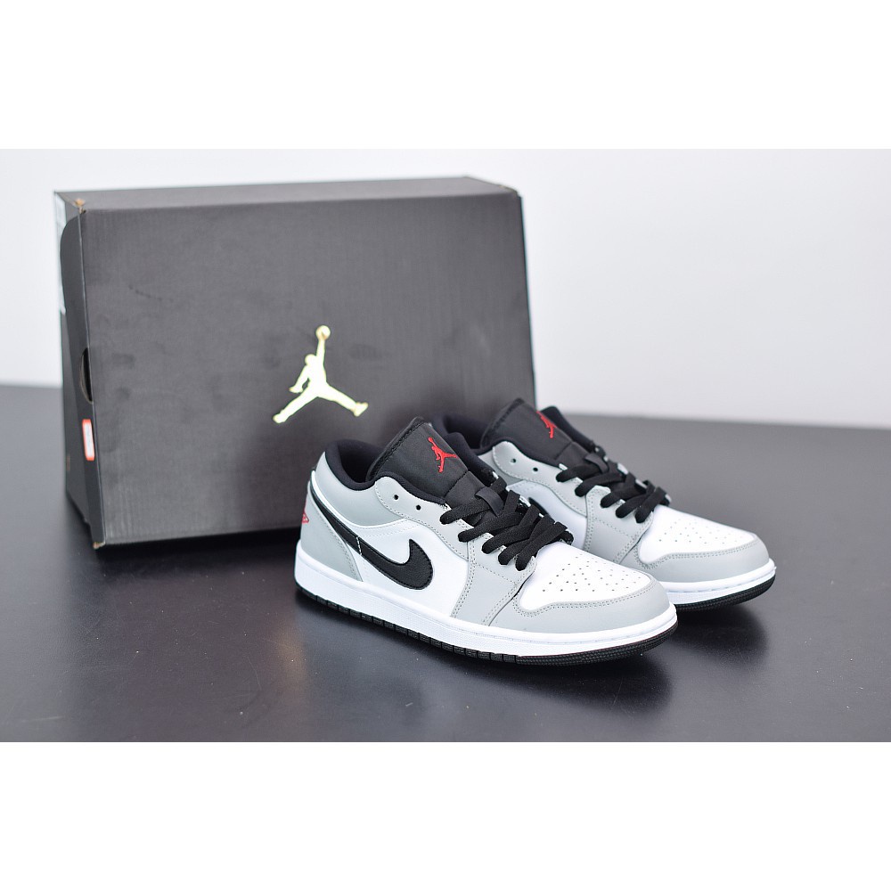 Nike Air Jordan Air Jordan 1 Low GS 'Light Smoke Grey ' รองเท ้ าลําลอง d1204