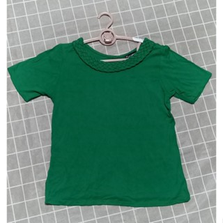 เสื้อสีเขียวคอแต่งถักด้านหน้า