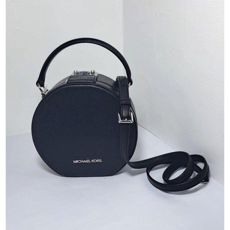 (ผ่อน0%) กระเป๋าสะพายข้าง Michael Kors Serena Small Top Handle Circle Crossbody Bag หนังสีดำ ทรงกลม 