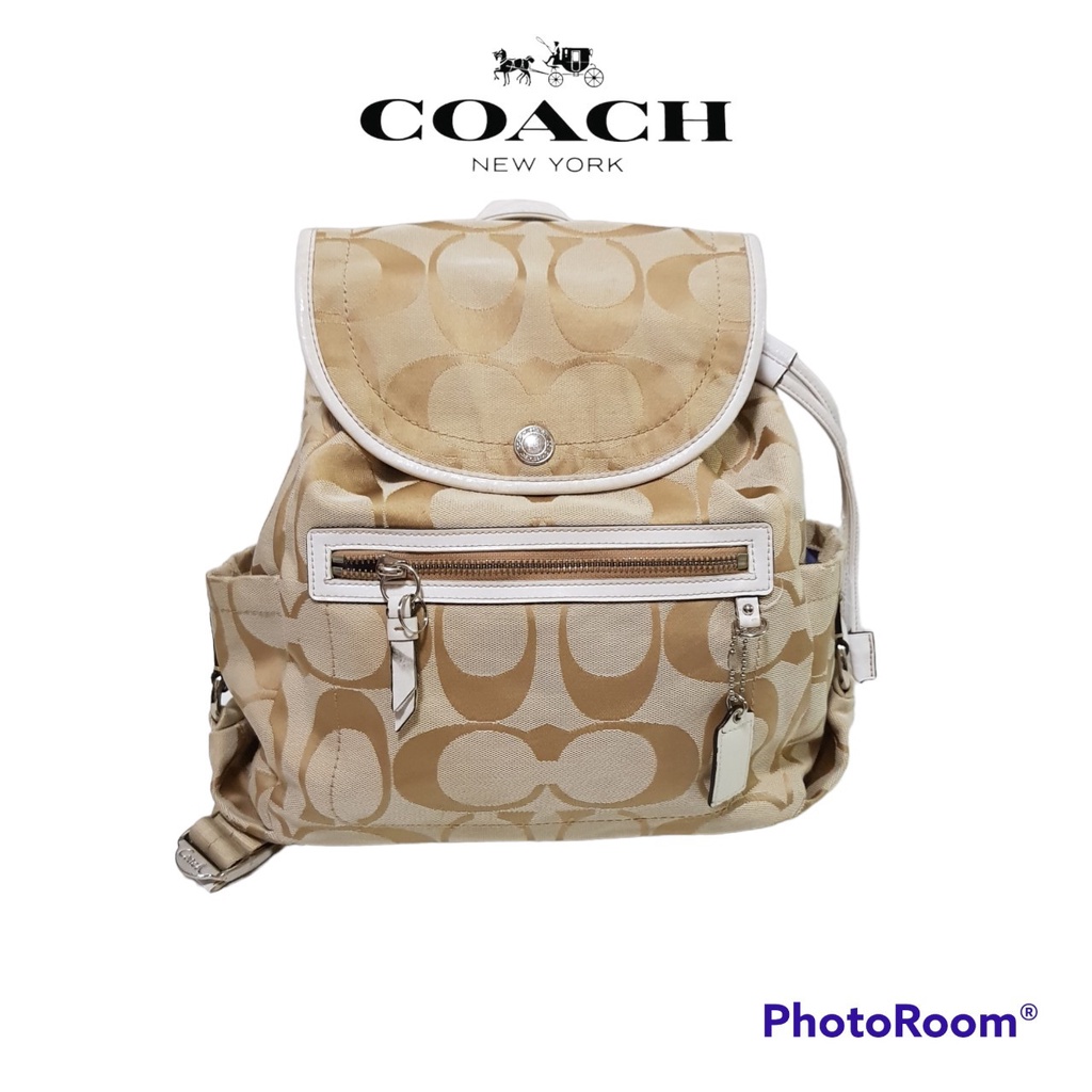 กระเป๋าเป้​ Coach ‘Kyra’ Daisy Light Khaki Signature Jacquard Backpack F16556สินค้ามือสองแท้ ตำหนิผ้ารันที่ก้นกระเป๋า