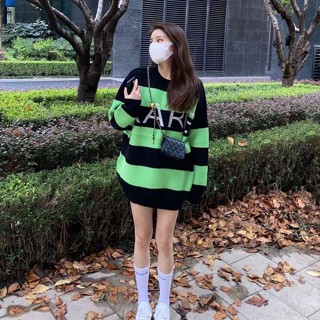 เสื้อไหมพรม☂เสื้อสเวตเตอร์ถักลายทางกว้างสำหรับผู้หญิงเสื้อสวมหัวแขนยาวคอกลมโครเชต์ลายดอกไม้สไตล์ชิวๆ ins แฟชั่น