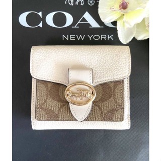 🎉(พร้อมส่ง)กระเป๋าสตางค์ใบสั้นสีขาวน้ำตาลNEW Coach Signature Georgie Small Wallet in Light Khaki/Chalk