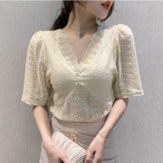 shop24📱สต็อกไทย เสื้อยืดแขนสั้นลูกไม้ สไตลืเกาหลีสวยๆ คอวีแต่งกระดุมมุก
