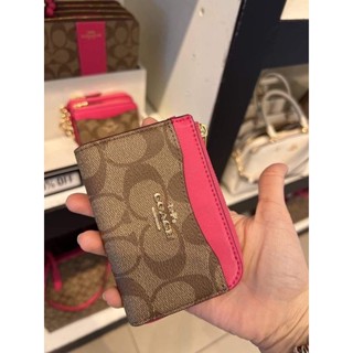 พร้อมส่ง แท้ 🇺🇸💯% New Coach  พวงกุญแจ ใส่บัตร รุ่น L ZIP CARD CASE IN SIGNATURE CANVAS (C8275) GOLD/KHAKI/BOLD PINK