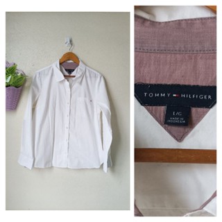 Tommy เสื้อเชิ้ตขาว ผู้หญิง  ผ้าคอตตอนไม่ยืด  Size L รอบอก  44 นิ้วค่ะ