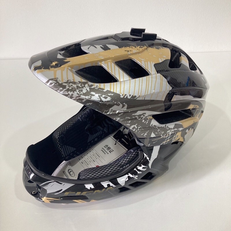 หมวกกันน็อคเด็ก Cigna Pro size S (48-53 cm.) สีดำ-ทอง คางถอดออกได้ มีไฟด้านหลังหมวก