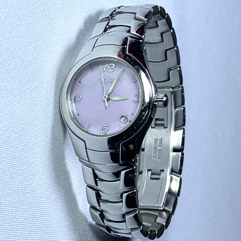 TITUSนาฬิกาควอทซ์จากสวิส แท้100%ตัวเรือนและสายสแตนเลสหน้าปัดมุกสีม่วงอ่อนสำหรับผู้หญิงเดินปกติมือสอง