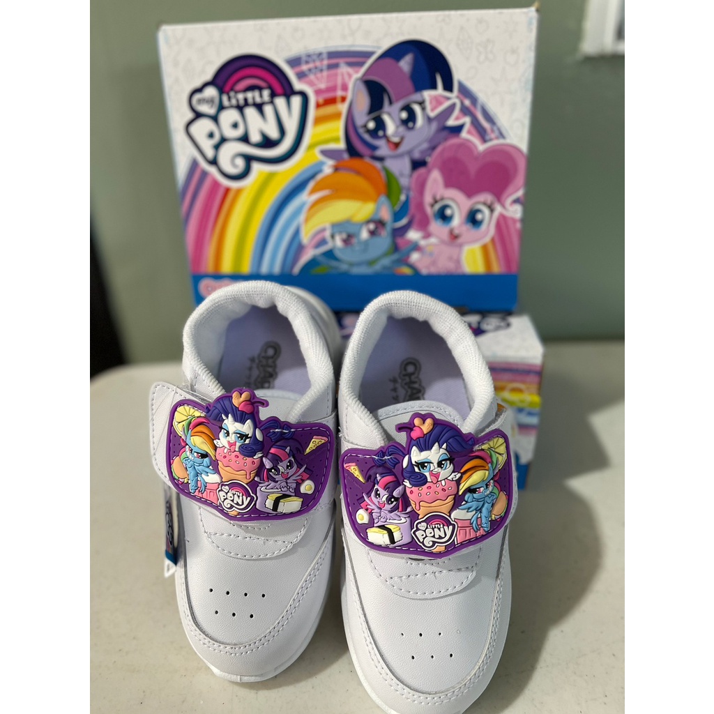 รองเท้านักเรียน อนุบาล หญิง ม้าโพนี่ Pony แบบกดล๊อคและสีขาวCHAPPY