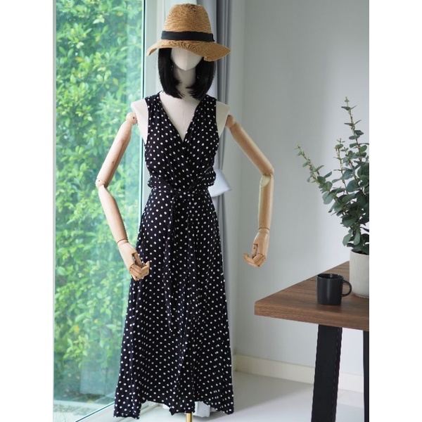 ชุดเดรสยาวสีดำลายจุด ผูกเอว แขนสั้นตามรูปแบรนด์ OYSHO Size XS ของแท้ มือสองหน้าอก 32-34 นิ้ว ข้างหลั