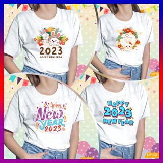 🎉 เสื้อปีใหม่ สวัสดีปีใหม่ 2023 (65-68(17) เนื้อผ้าโพลีเอสเตอร์ สีขาว ใส่สบาย ไม่ร้อน สีสวยคมชัด ตามแบบ100%