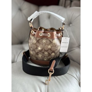 🥰กระเป๋าสะพาย ทรงจีบ สีมาใหม่คร้าCoach Dempsey Drawstring Bucket Bag 15 In Signature Canvas With Snowflake Print