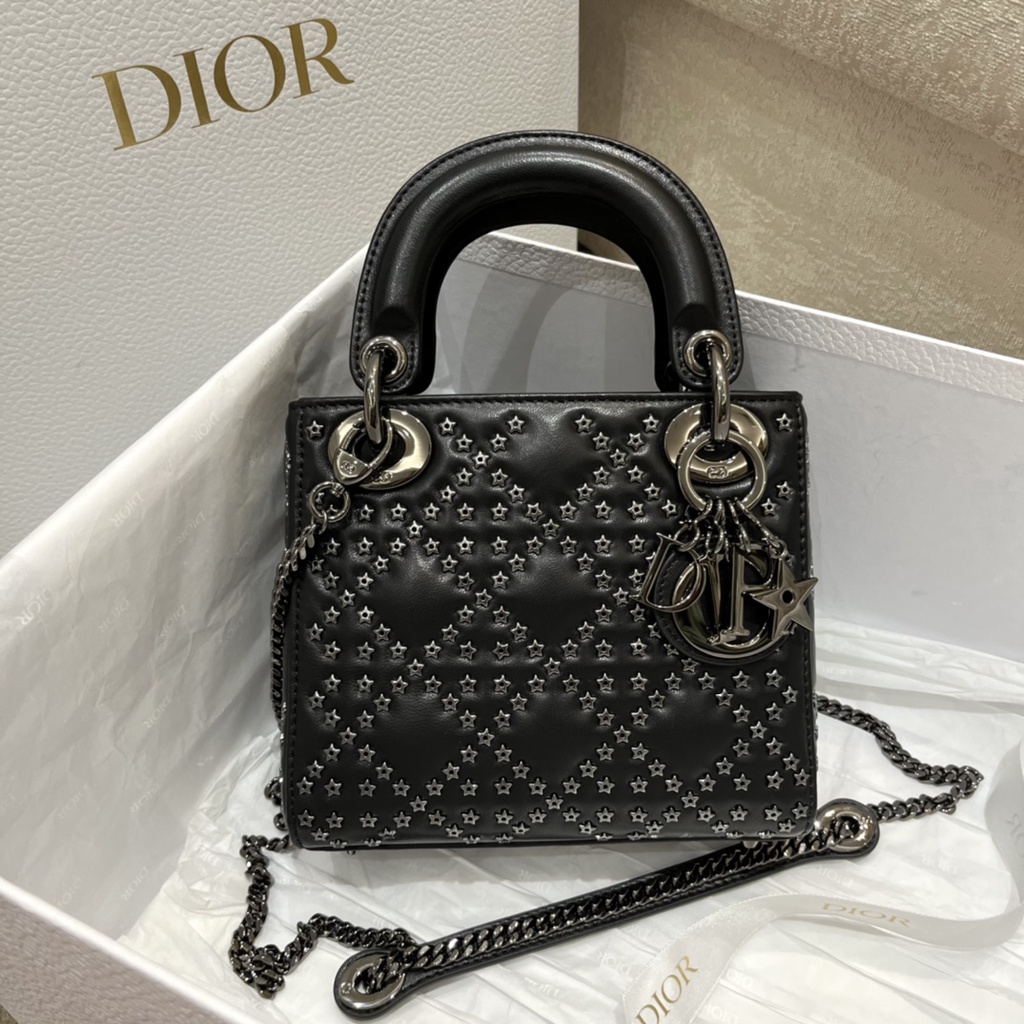 DIOR ดิออร์ Lady Dior กระเป๋าถือผู้หญิง แบบพกพา กระเป๋าทอฟฟี่ รูปแบบใหม่ สีดำ หนังแกะ ลายนูนด้วย กระเป๋าสะพายข้าง