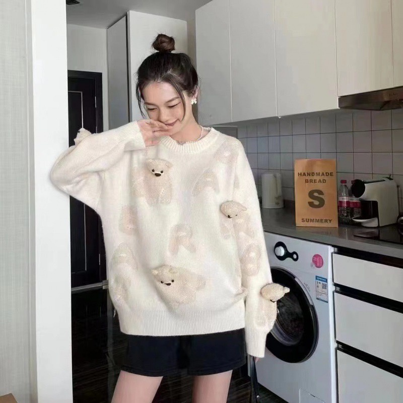 Beiiew เสื้อสวมลายหมีมาอีกแล้วอะแกร คือมีความเก๋ไปอีกกก แถมปักน้องหมีตัวเล็กๆน่ารักๆคือแบบ So Cute สุดๆ ไปฟาดเลยยย !! 💖🌦 - รูปที่ 3