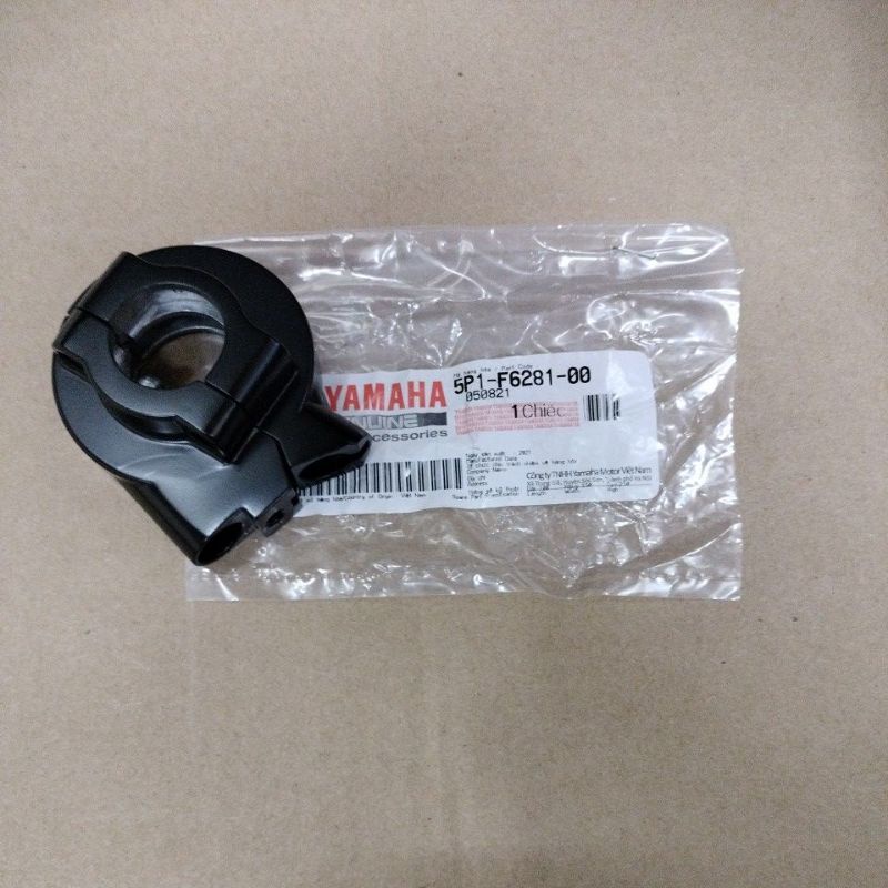 LC135 V2 -V7 THROTTLE GRIP CAP YAMAHA