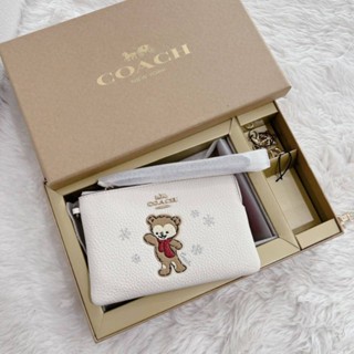 (พร้อมส่ง)
🎉NEW COACH คล้องมือ น่ารักมากก มาเป็น SET BOX

✅Box set s zip 4*6 นิ้ว